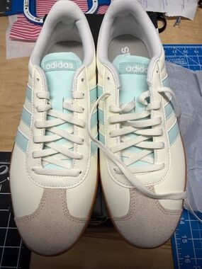 Addidas Tennis Shoes Size 9